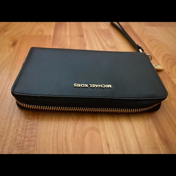 {michael kors} wristlet - Picture 5 of 5